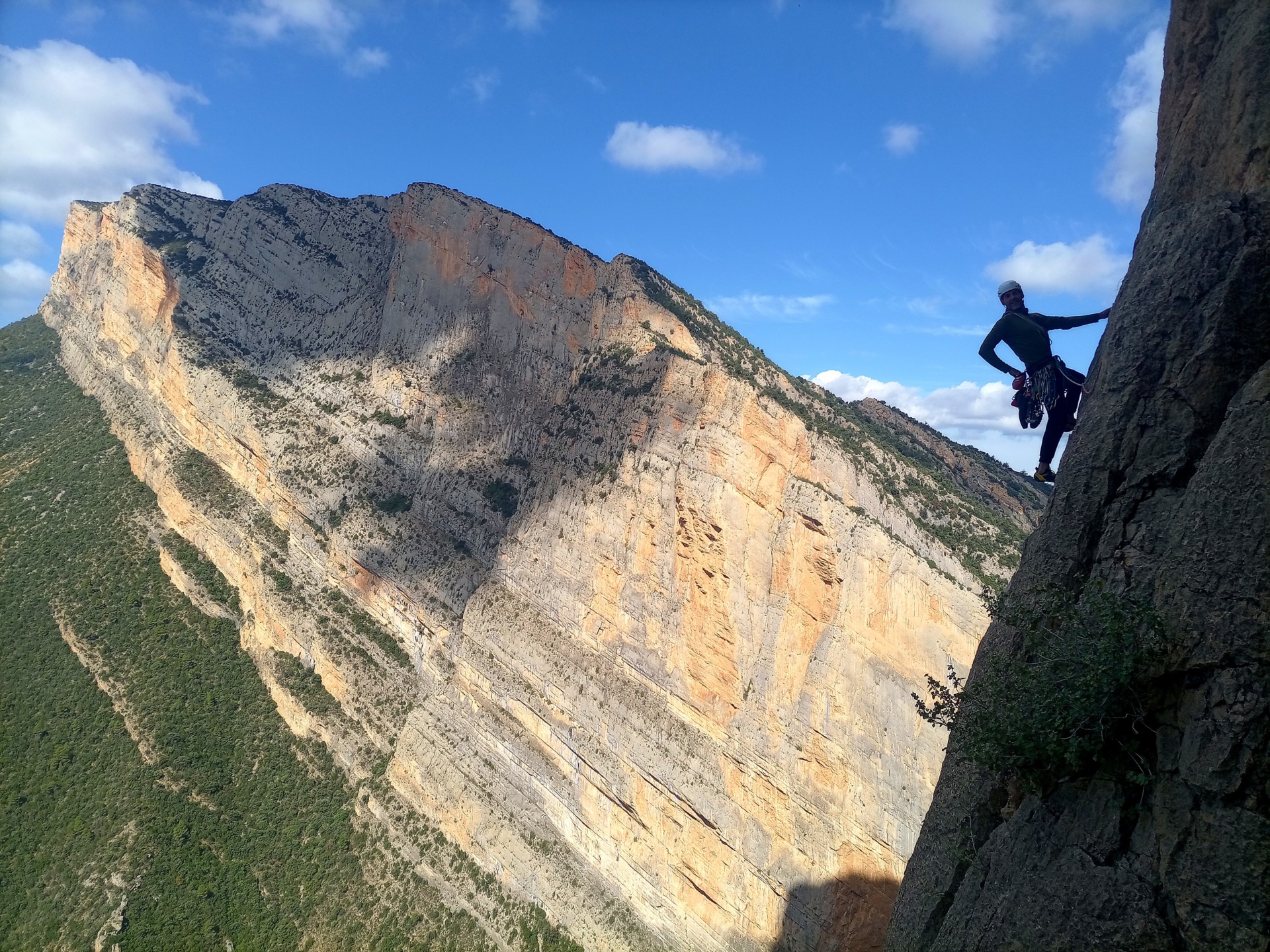 Escalada en la Pared de Cataluña, con la Pared de Aragón al fondo en el Congosto de Montrebei